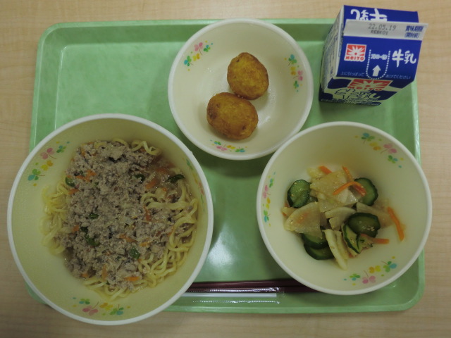 <今日の献立>　牛乳、担々麺、新じゃがの丸ごと揚げ、キュウリと大根のサラダ