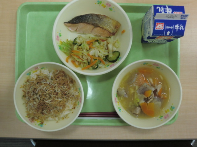 <今日の献立>　牛乳、ご飯、手作りふりかけ、豚汁、鮭の塩焼き、キャベツの香味だれ