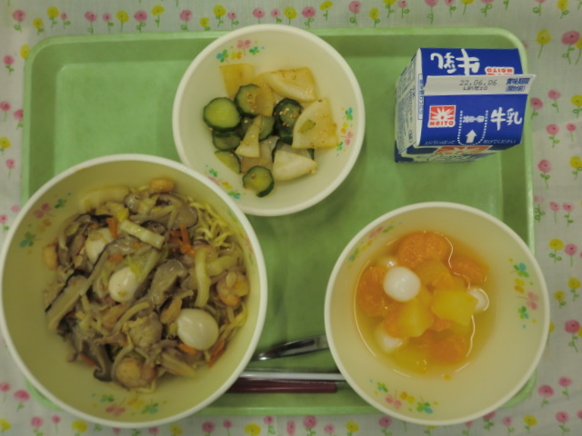 <今日の献立>　牛乳、あんかけ焼きそば、カブときゅうりのごま風味、フルーツ白玉