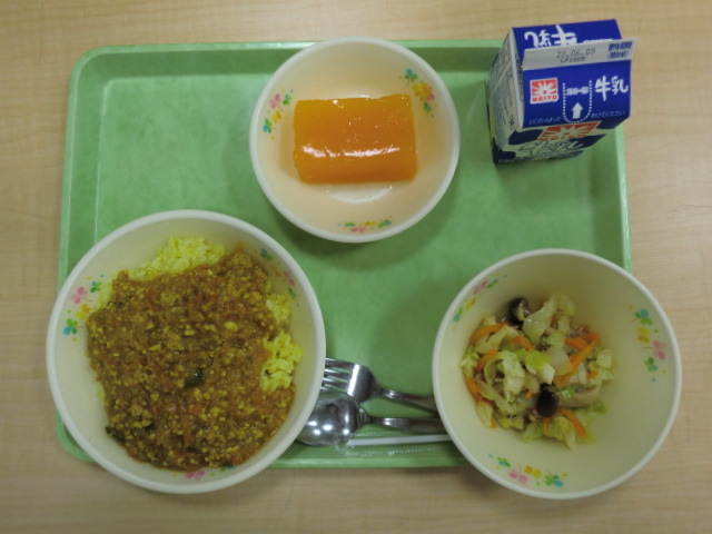 <今日の献立>　牛乳、ドライカレー、きのこサラダ、キャロットかん