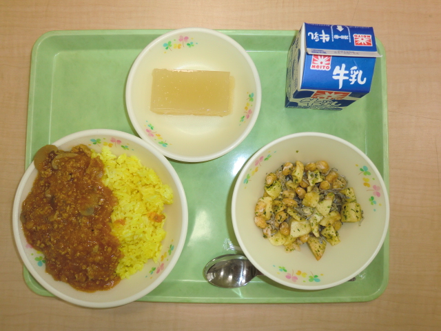 <今日の献立>　牛乳、スパイシートマトライス、ビーンズポテト、パインかん