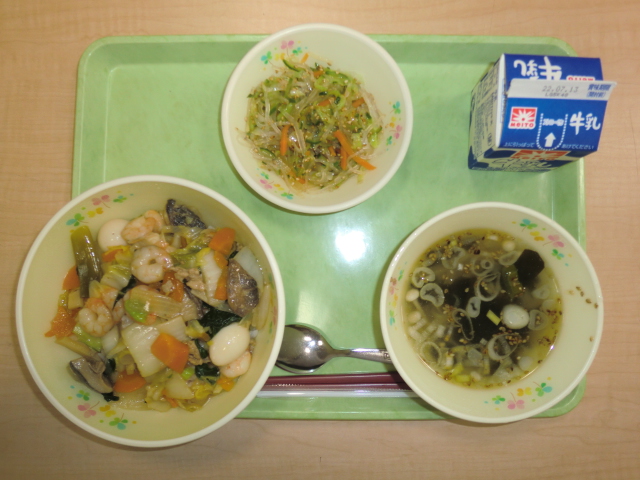 <今日の献立>　牛乳、中華丼、わかめスープ、中華サラダ