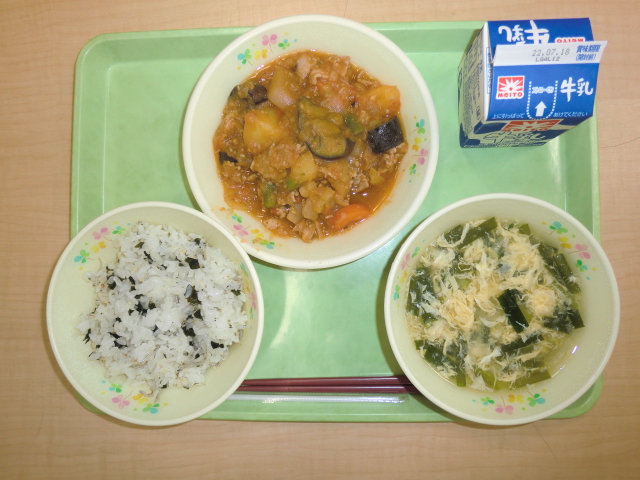 <今日の献立>　牛乳、わかめじゃこご飯、ニラ玉汁、豚肉と野菜の煮物