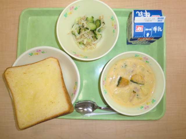 <今日の献立>　牛乳、シュガートースト、パンプキンスープ、グリーンサラダ