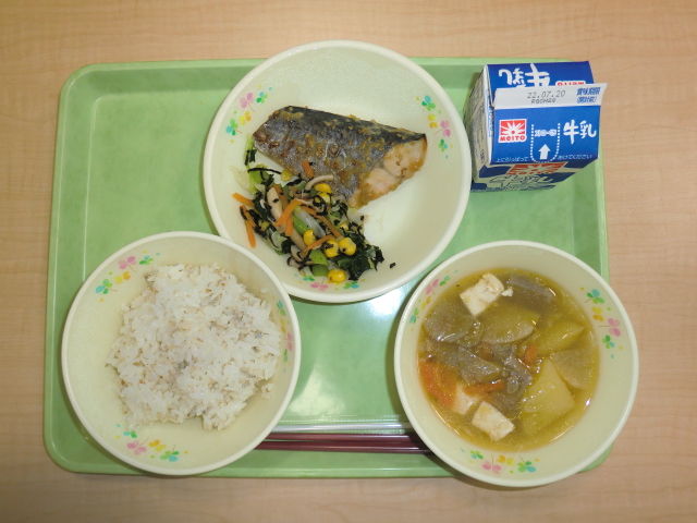 <今日の献立>　牛乳、じゃこご飯、けんちん汁、さわらのゴマ味噌焼き、磯和え