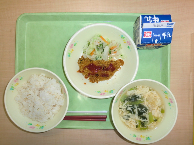 【今日の献立】牛乳、ごはん、かき玉汁、アジフライ、ゴマ入りボイルキャベツ