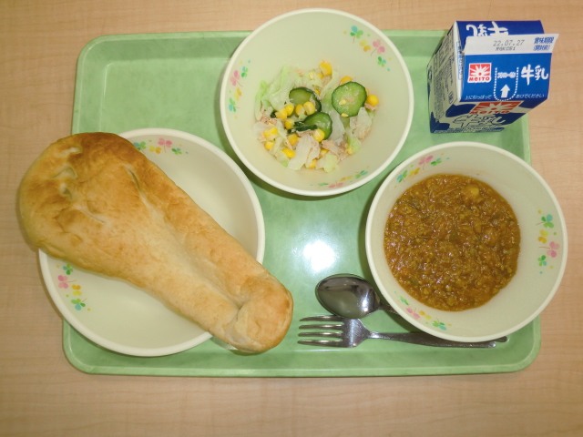 「今日の献立」牛乳、ナン、キーマカレー、ツナコーンサラダ