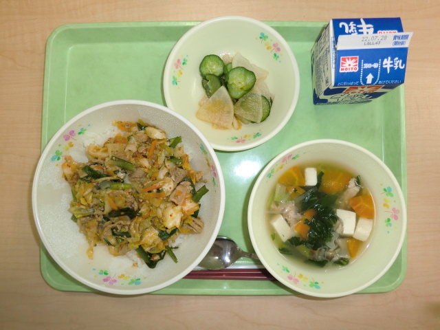 「今日の献立」牛乳、豚キムチ丼、中華スープ、かふう漬け