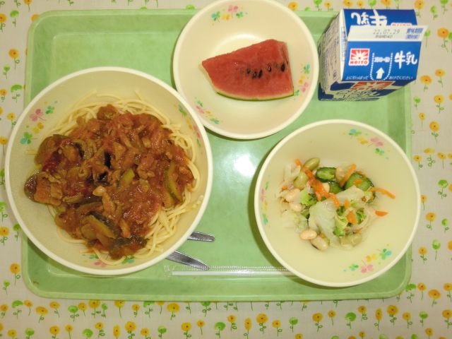 「今日の献立」牛乳、スパゲティー夏野菜ソース、ビーンズサラダ、小玉すいか