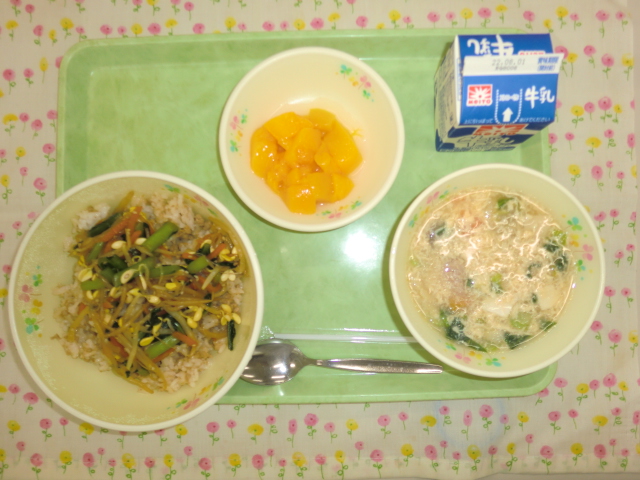 「今日の献立」牛乳、ビビンバ、五目卵スープ、黄桃缶