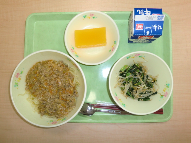 「今日の献立」牛乳、ジャージャー麺、ナムル、みかんかん