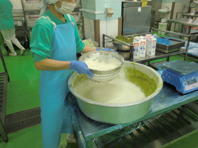 今日は給食室でお茶ケーキを作りました。