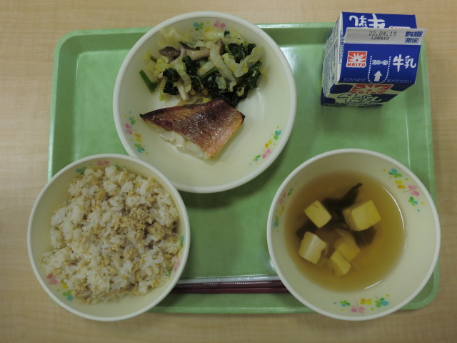 <今日の献立>　牛乳、そぼろご飯、すまし汁、赤魚のしょうゆだれかけ、菜の花あえ