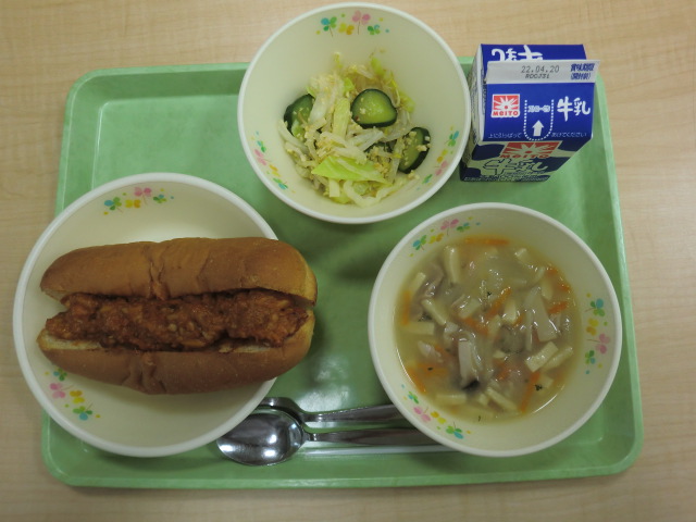 <今日の献立>　牛乳、チリビーンズドッグ、ペイザンヌスープ、ナッツサラダ