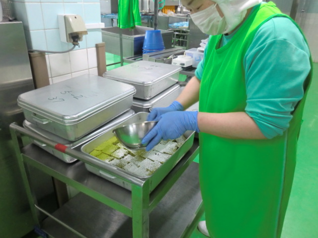 今日は給食室でお茶ケーキを作りました。