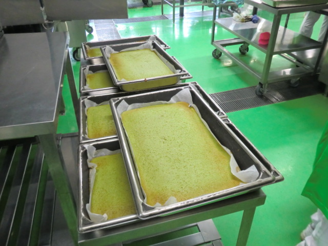 今日は給食室でお茶ケーキを作りました。