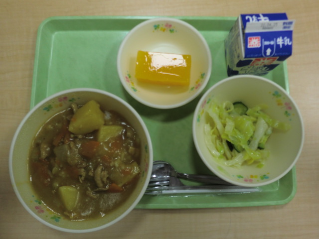 牛乳、カレーライス、グリーンサラダ、みかんかん