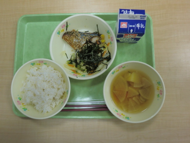 牛乳、ごはん、根菜汁、磯和え、サバの南部焼き