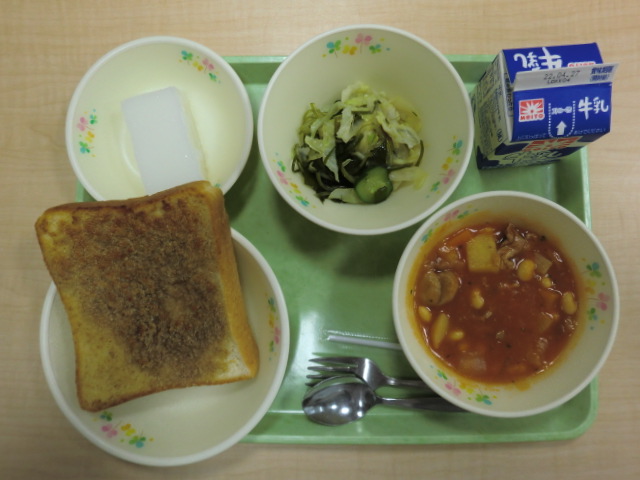 牛乳、セサミトースト、ポークビーンズ、海藻サラダ、サワーかん