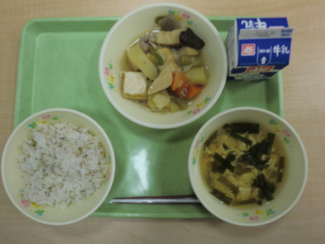 牛乳、じゃこごはん、にら玉汁、春野菜のうま煮