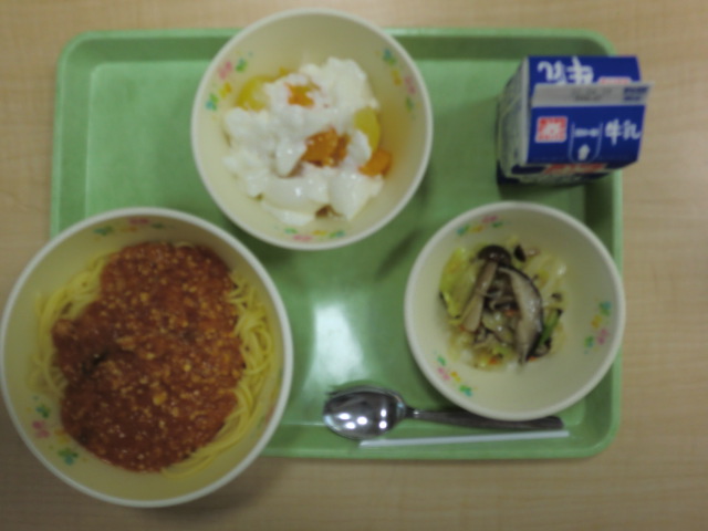 牛乳、スパゲティーミートソース、森のサラダ、フルーツヨーグルトがけ