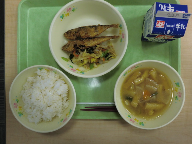 牛乳、ご飯、五目味噌汁、豆アジの香味揚げ、お浸し