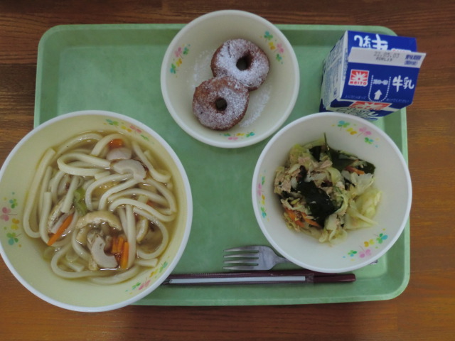<今日の献立>　牛乳、讃岐うどん、和風和え、おからドーナッツ