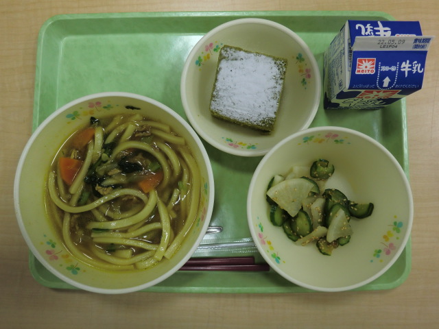 【今日の献立】牛乳、カレーうどん、二色野菜の香りづけ、お茶ケーキ