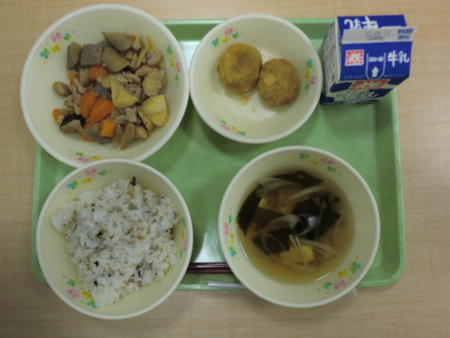 【今日の献立】牛乳、わかめご飯、炒り鶏、すまし汁、よもぎ団子