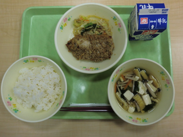 <今日の献立>　牛乳、ご飯、きのこ汁、豚肉の胡麻みそ焼き、胡麻じゃこあえ