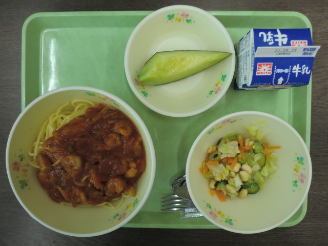 <今日の献立>　牛乳、スパゲティペスカトーレ、ビーンズサラダ、メロン