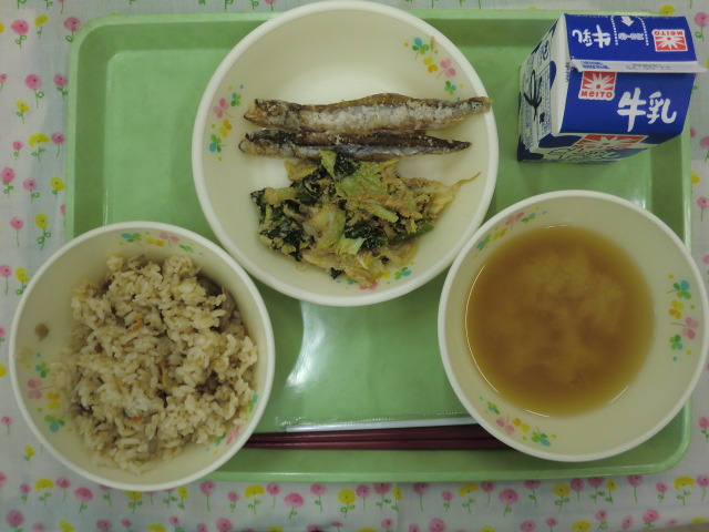 <今日の献立>　牛乳、新ゴボウと鶏肉のご飯、味噌汁、ししゃもの唐揚げ、胡麻和え