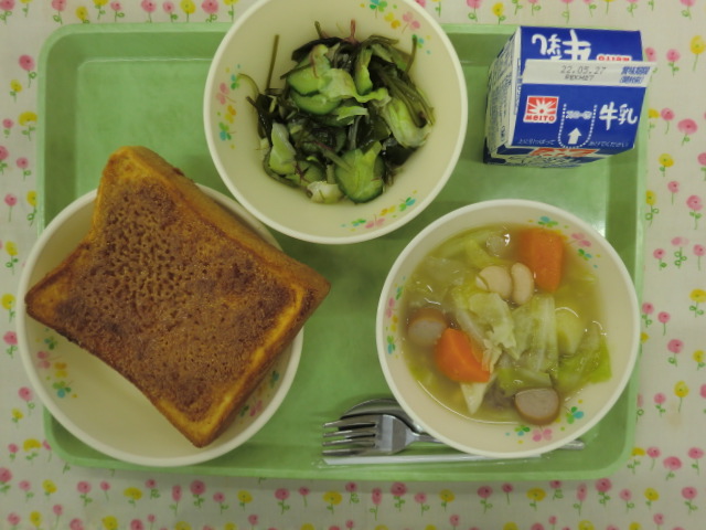 <今日の献立>　牛乳、きなごまトースト、ポトフ、海藻サラダ