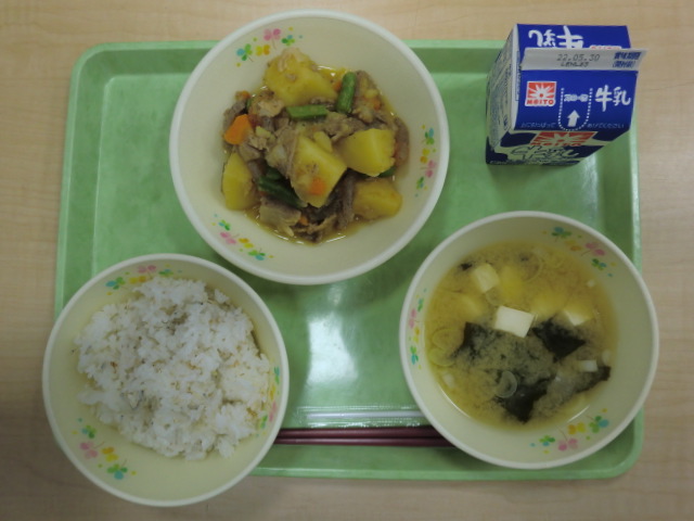 <今日の献立>　牛乳、じゃこご飯、味噌汁、肉じゃが