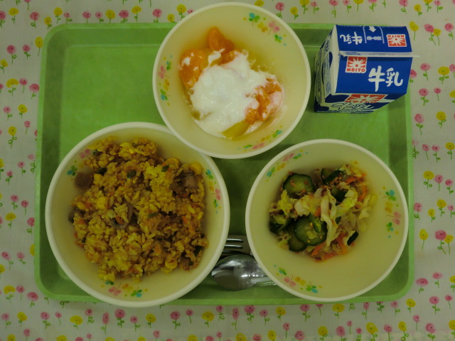 <今日の献立>　牛乳、ツナカレーピラフ、ナッツサラダ、フルーツヨーグルトがけ