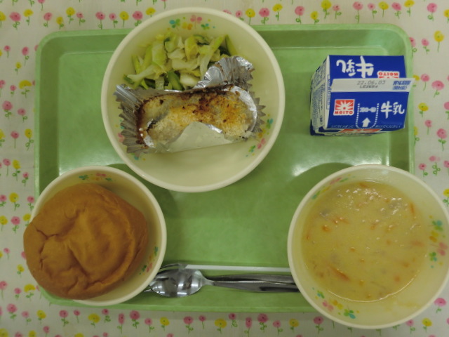 <今日の献立>　牛乳、丸パン、クリームコーンスープ、魚の香草パン粉焼き、アスパラサラダ