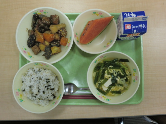 <今日の献立>　牛乳、わかめじゃこご飯、ニラ玉汁、鰹と野菜の揚げ煮、小玉すいか