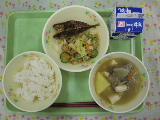 <今日の献立>　牛乳、ご飯、豚汁、豆アジの香味揚げ、カミカミサラダ