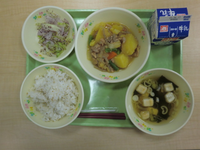 <今日の献立>　牛乳、じゃこご飯、すまし汁、肉じゃが、ゆかり漬け