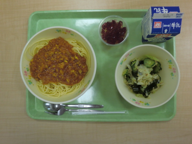 <今日の献立>　牛乳、スパゲティーカレーミートソース、わかめサラダ、アジサイゼリー