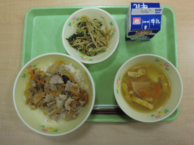 <今日の献立>　牛乳、豚丼、五目味噌汁、胡麻和え