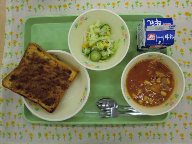 <今日の献立>　牛乳、セサミトースト、ポークビーンズ、コーンサラダ