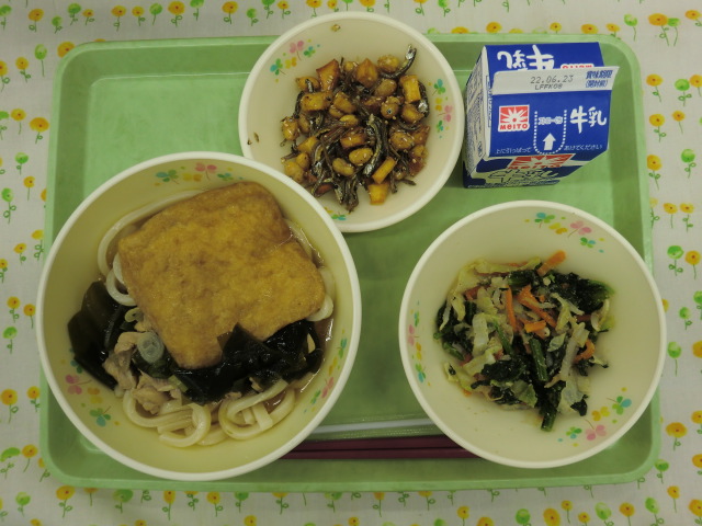 <今日の献立>　牛乳、冷やしきつねうどん、茹で野菜ゴマだれかけ、大豆と小魚と芋の揚げ煮