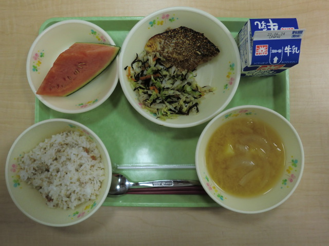 <今日の献立>　牛乳、梅じゃこご飯、味噌汁、サバの南部焼、ひじき和え、小玉すいか