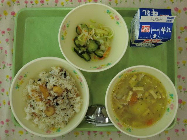 <今日の献立>　牛乳、海の幸ピラフ、ペイザンヌスープ、野菜サラダ
