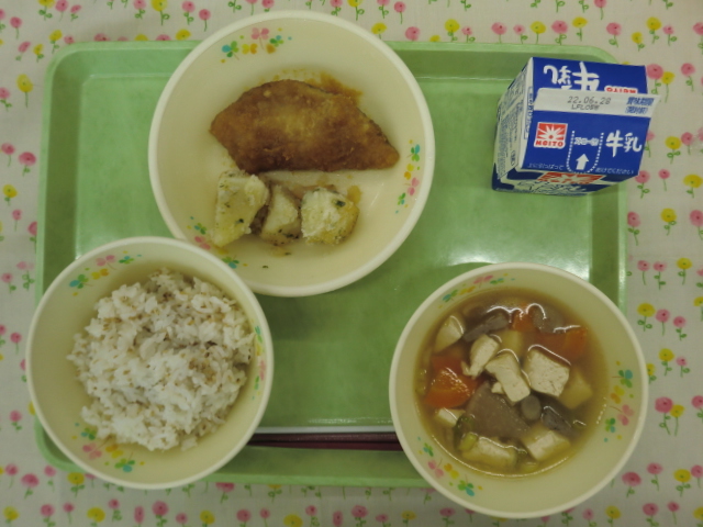 <今日の献立>　牛乳、ゴマご飯、けんちん汁、メルルーサのかわりソース、こふき芋