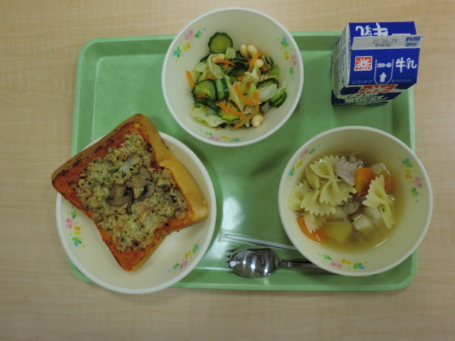 <今日の献立>　牛乳、ツナピザトースト、パスタスープ、ビーンズサラダ