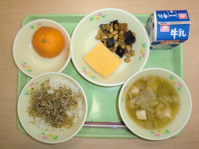 <今日の献立>　牛乳、ご飯、手作りふりかけ、田舎汁、卵焼き、五目豆、冷凍みかん