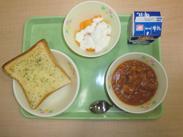 <今日の献立>　牛乳、ガーリックトースト、ポークシチュー、フルーツヨーグルトがけ