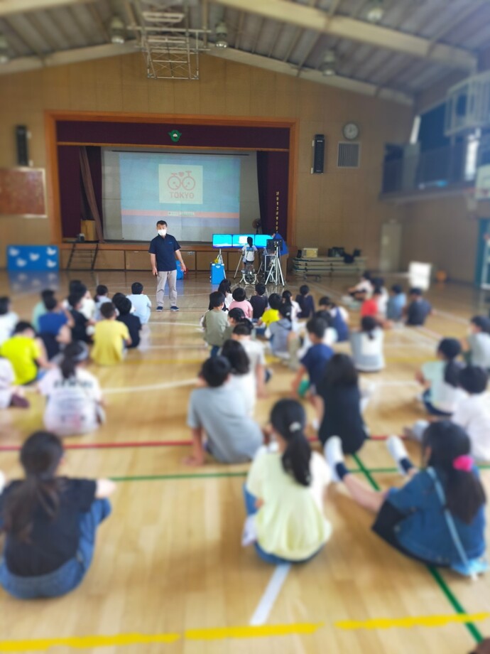 5月30日、3・4年生で、自転車の交通ルールを楽しみながら分かりやすく習得できる自転車シュミレータを活用し、交通安全教室を実施しました。